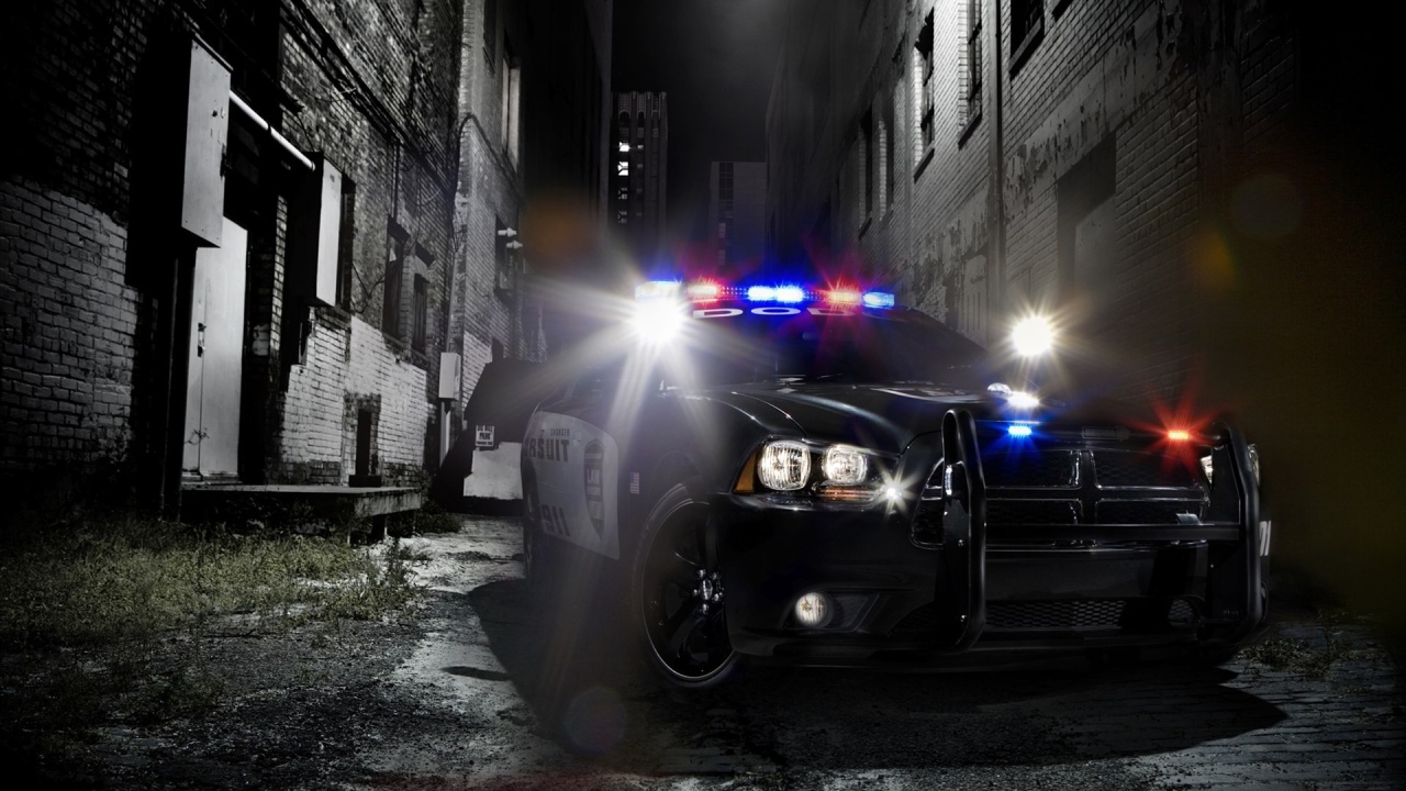 Полицейский автомобиль в темном переулке