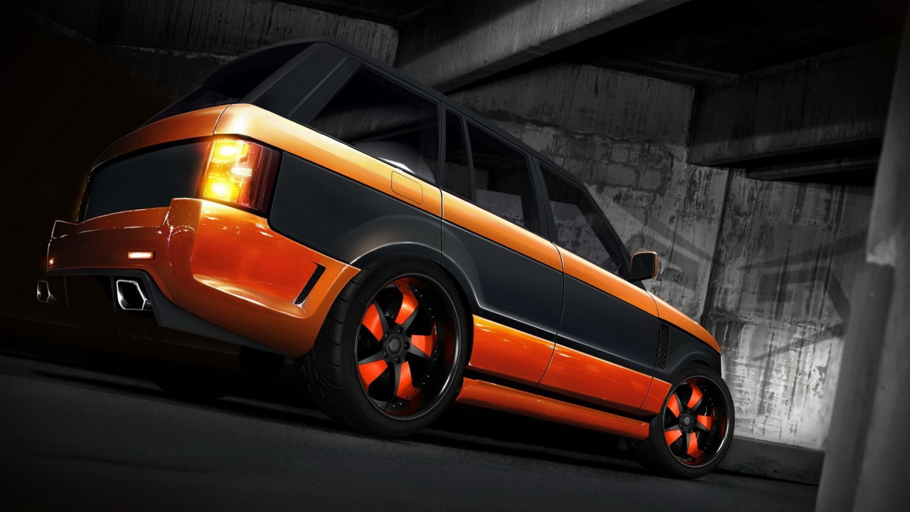 Оранжевый Land Rover с черной полосой