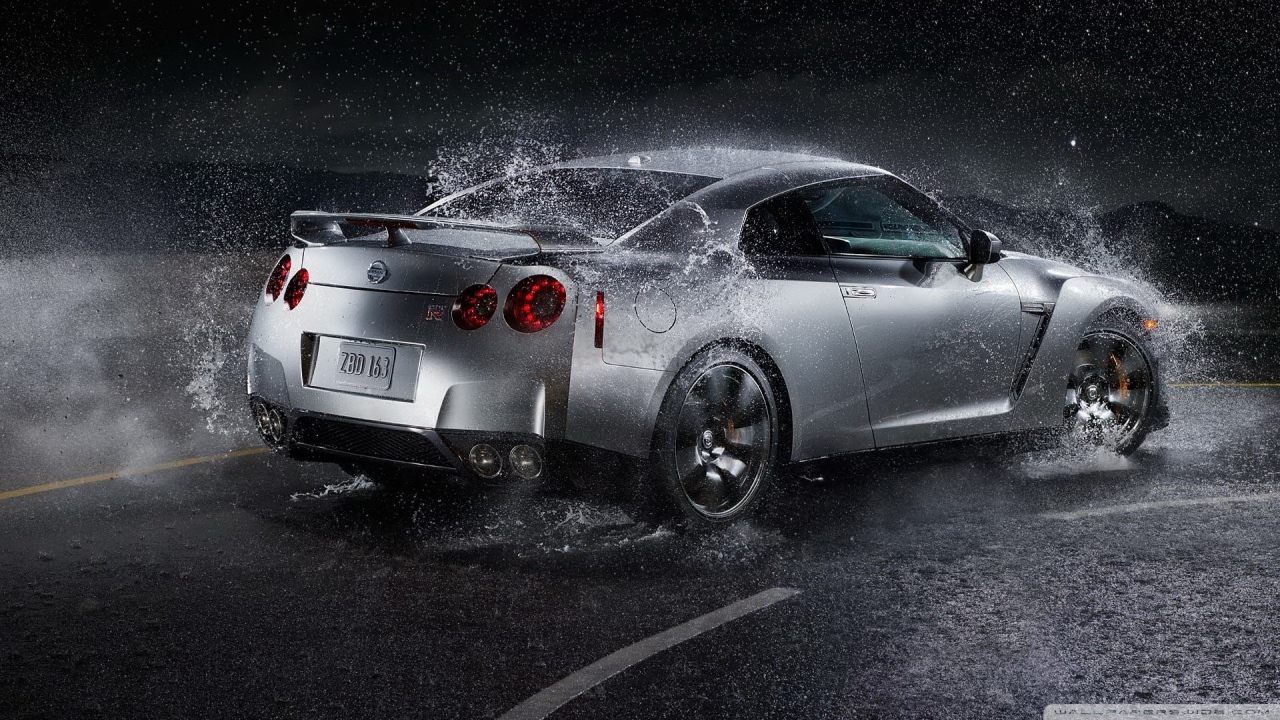 Серебристый Nissan GT-R под дождем