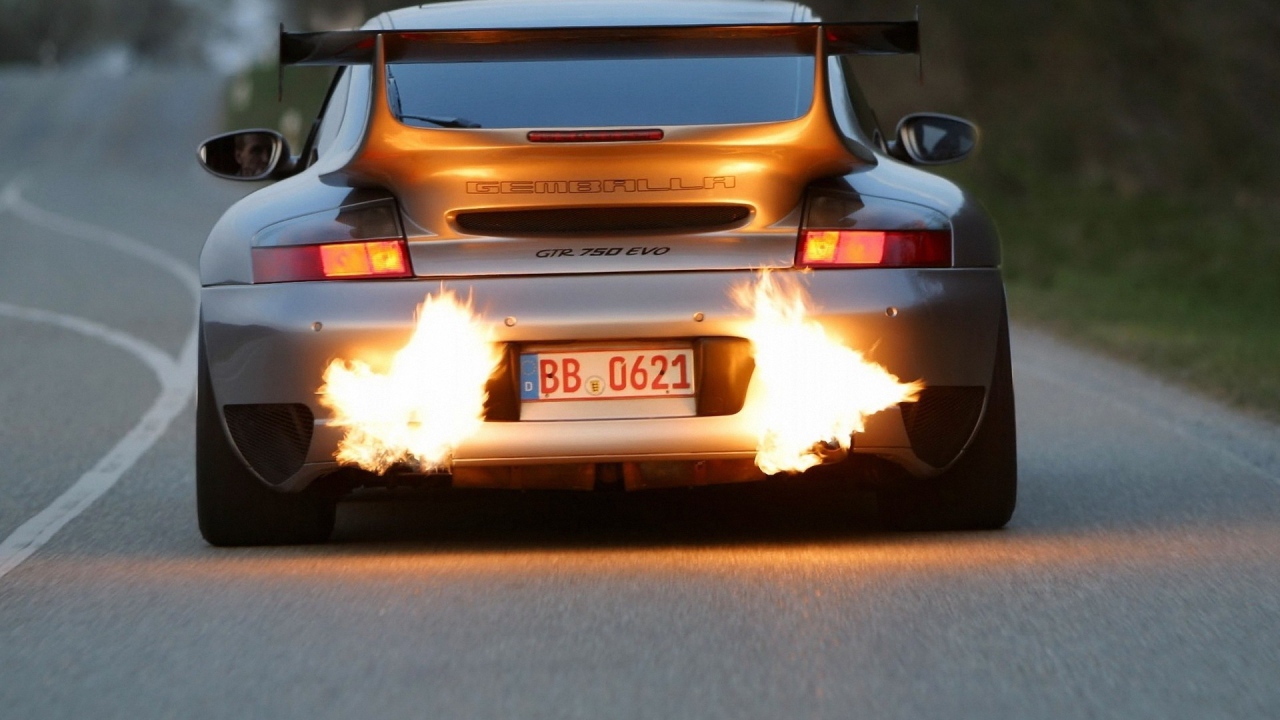 Пламя из выхлопной трубы автомобиля Porsche