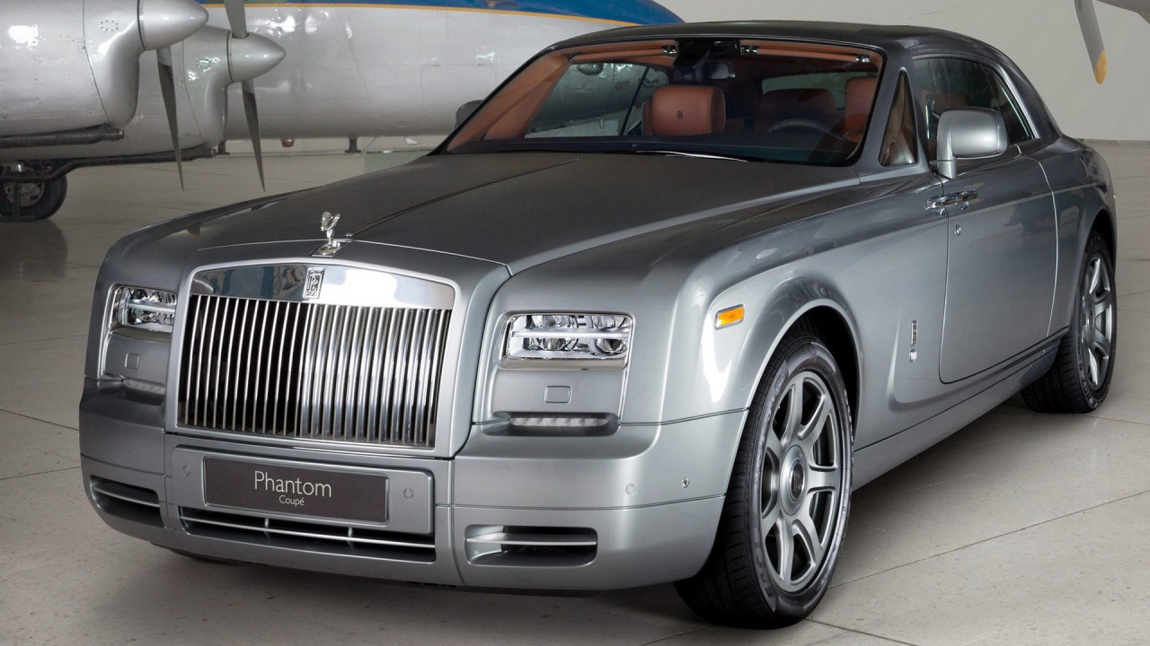 Серебристый Rolls-Royce Фантом