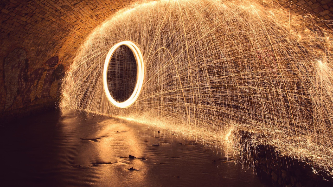 Огненный круг с искрами в тоннеле