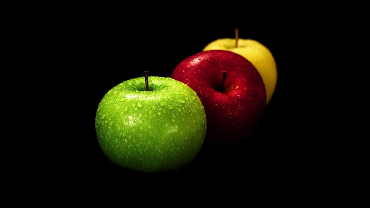 Капли воды на яблоках разного цвета