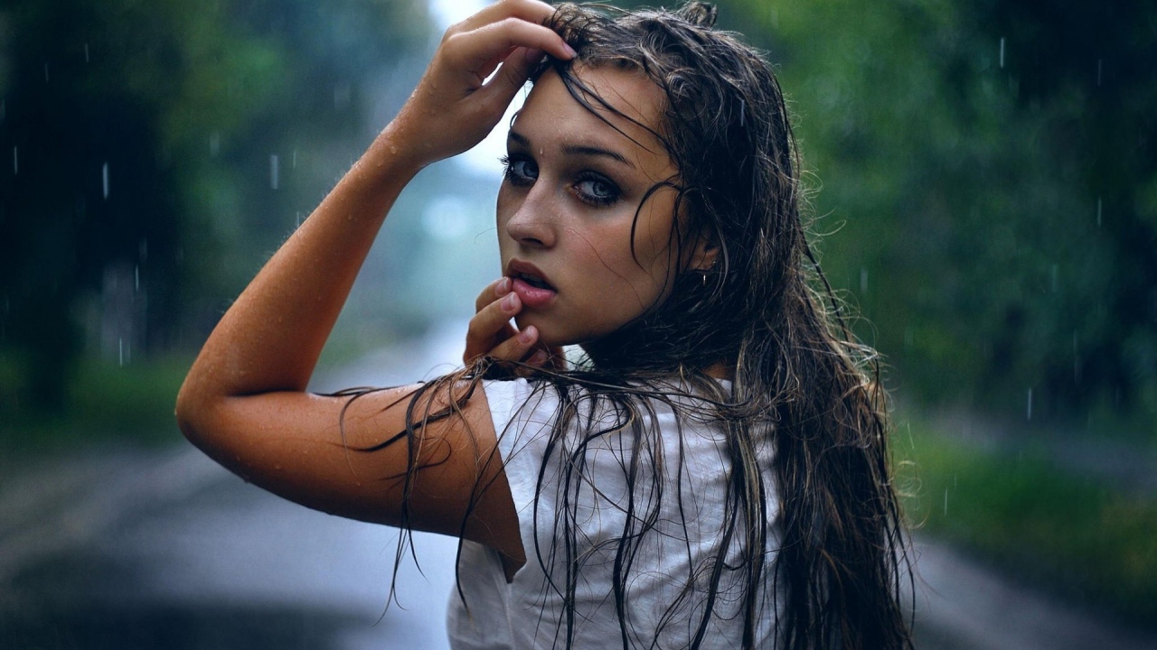 Девушка брюнетка вымокла под дождем