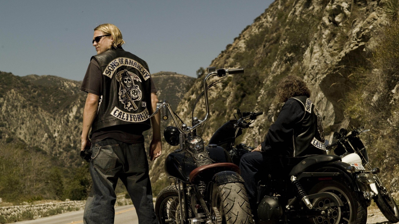 Мотоциклисты на дороге из сериала Сыны анархии
