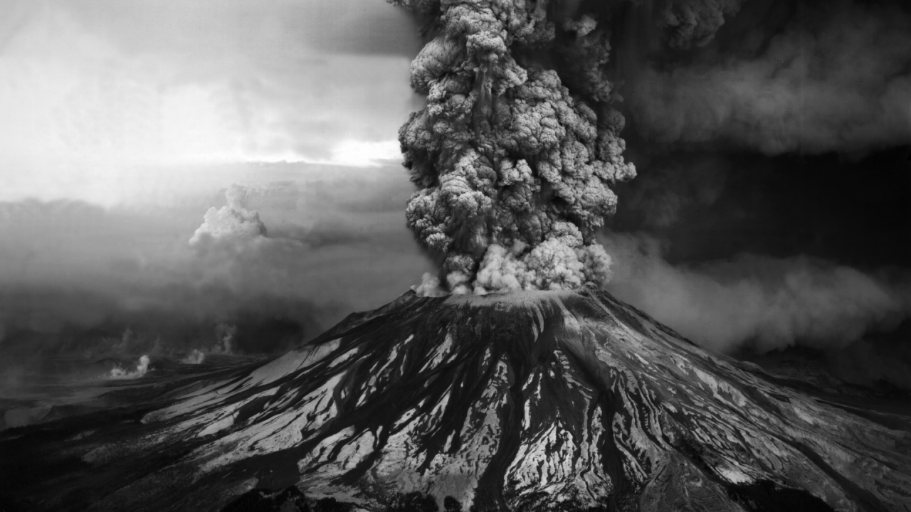 Черно белое фото извержения вулкана
