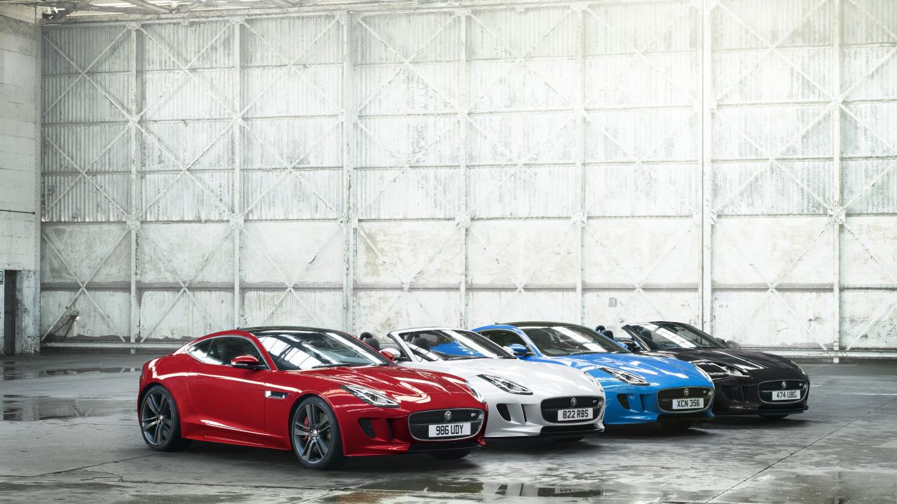 Автомобильный парк Jaguar F-Type в гараже