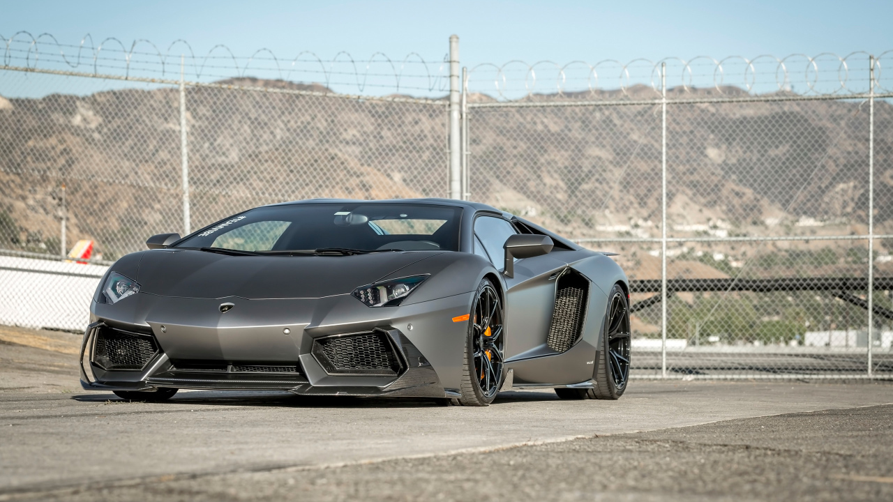 Автомобиль Lamborghini Aventador цвет серебристый металлик