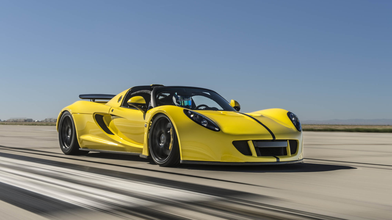 Желтый спортивный автомобиль Hennessey Venom GT на трассе