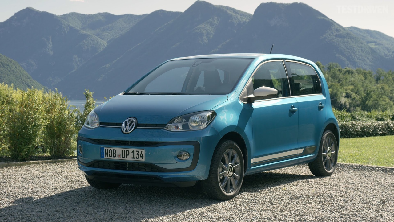 Синий Volkswagen Up 2017 года на фоне гор 