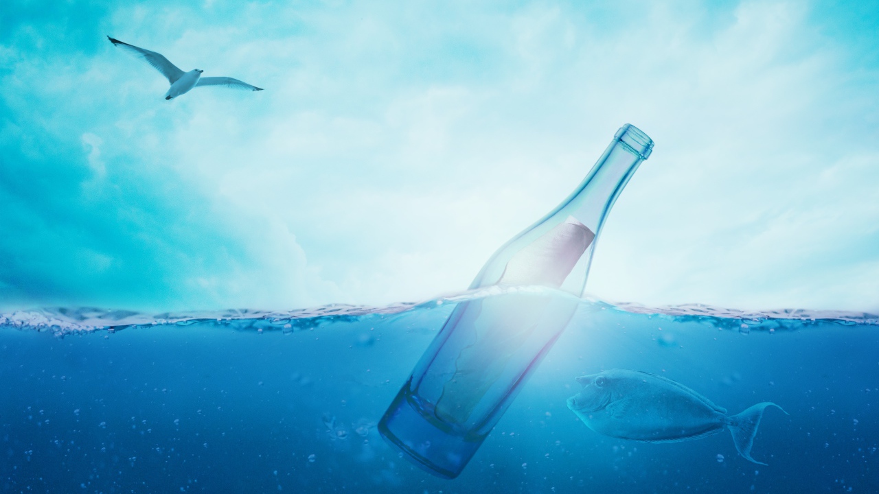 Бутылка с запиской в океана с рыбами под голубым небом