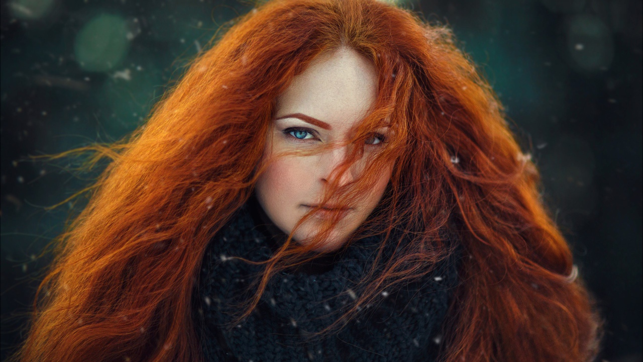 Красивая голубоглазая рыжеволосая девушка с длинными волосами