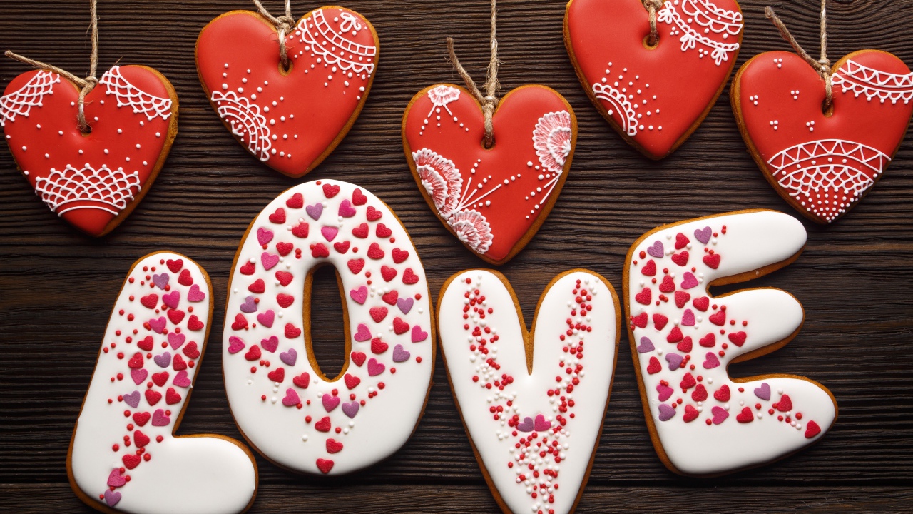 Надпись любовь и сердечки из имбирного печенья