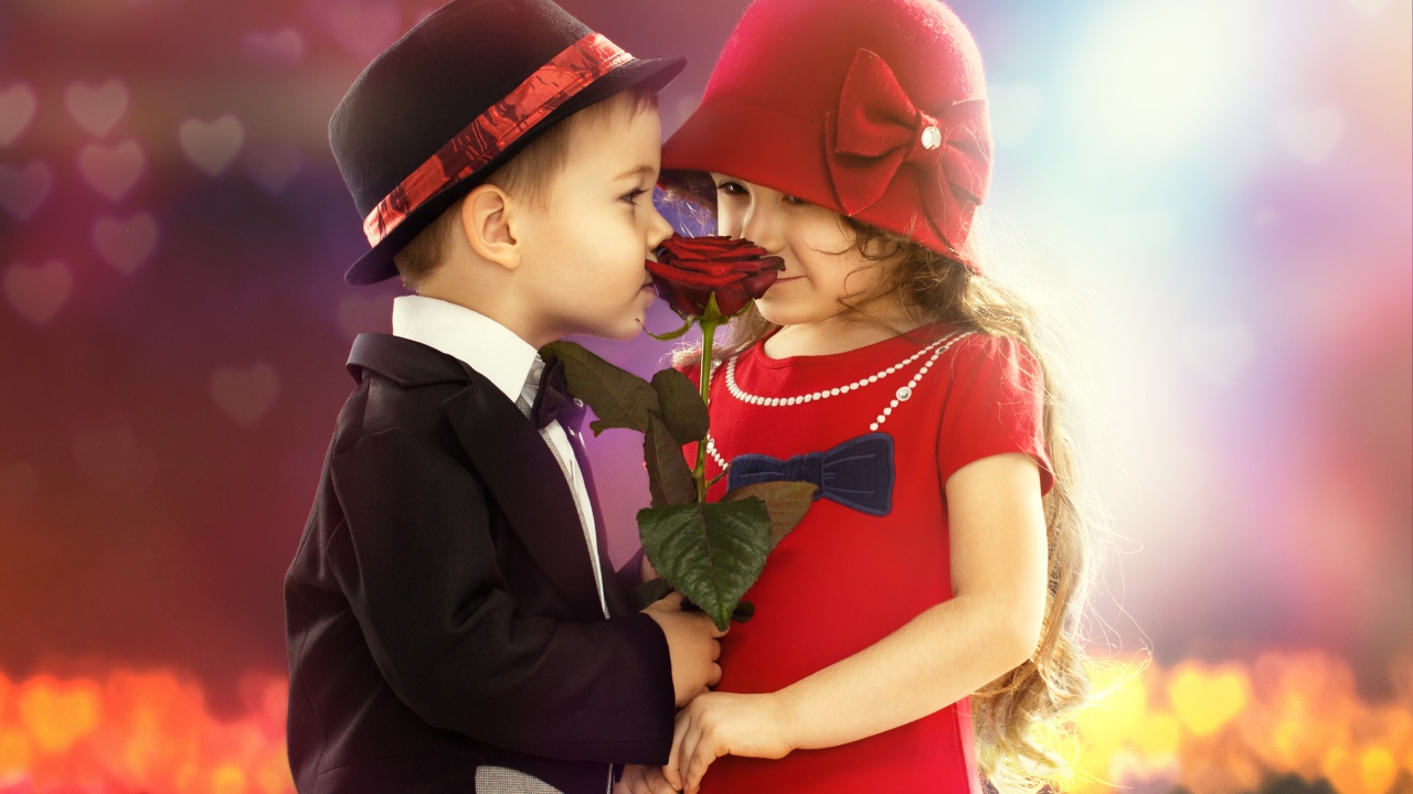 Маленькие девочка и мальчик с красной розой 
