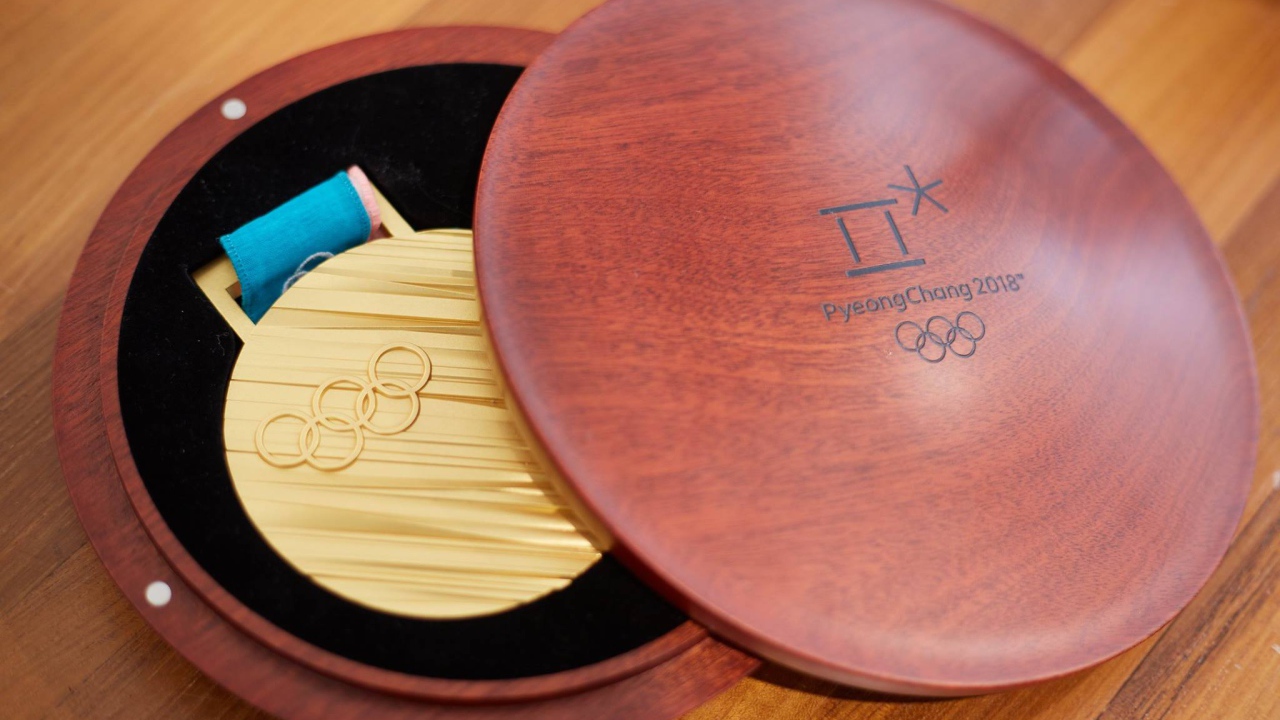 Медаль зимних олимпийский игр 2018 в деревянном футляре