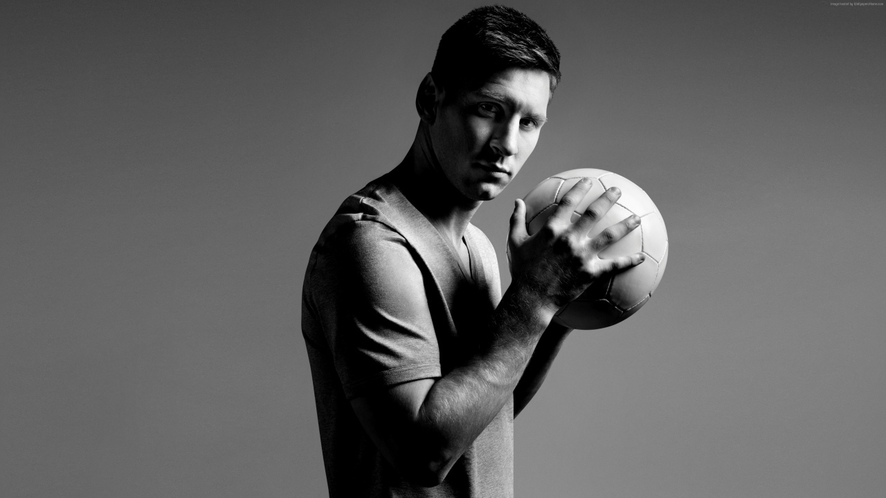 Футболист  Лионель Месси с мячом в руках черно - белое фото