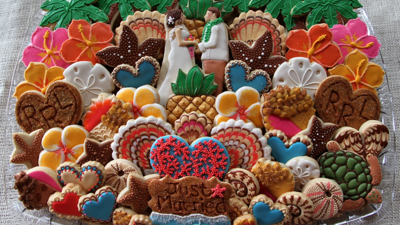 Красивое разноцветное печенье на свадьбу