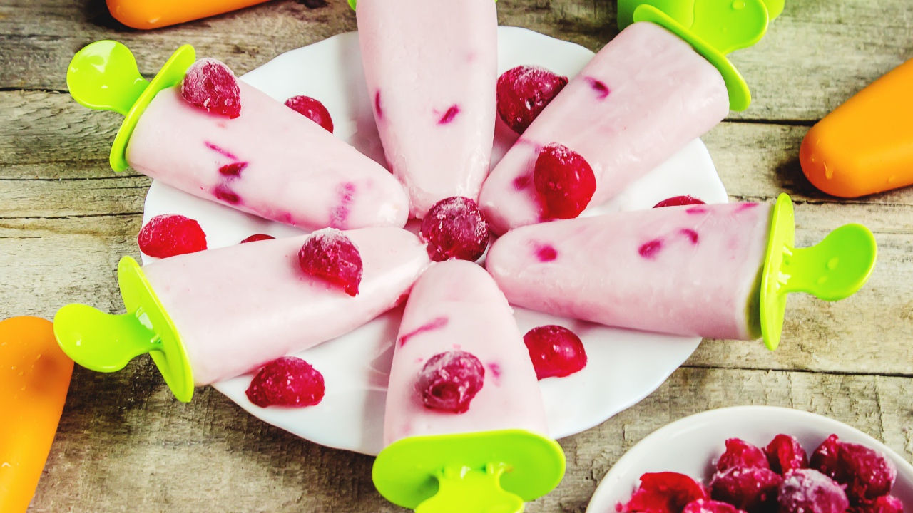 Фруктовое мороженое с ягодами вишни на столе 