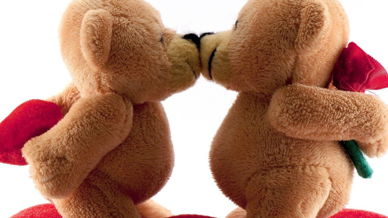 Поцелуй влюбленных игрушечных медведей