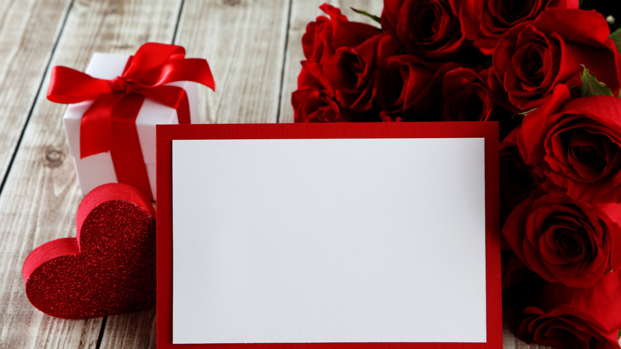 Букет красных роз на столе с подарком и красным сердцем, шаблон поздравительной открытки