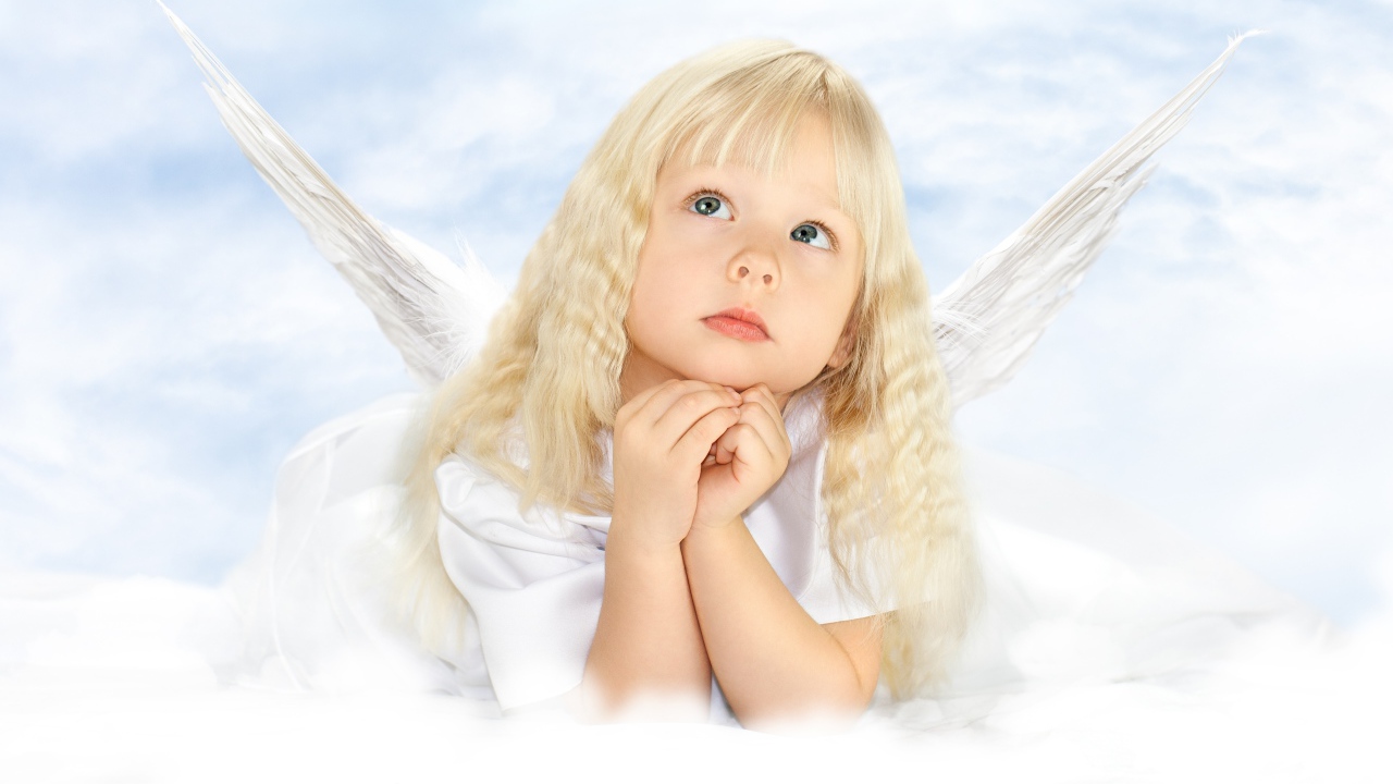 Маленькая девочка блондинка с крыльями ангела