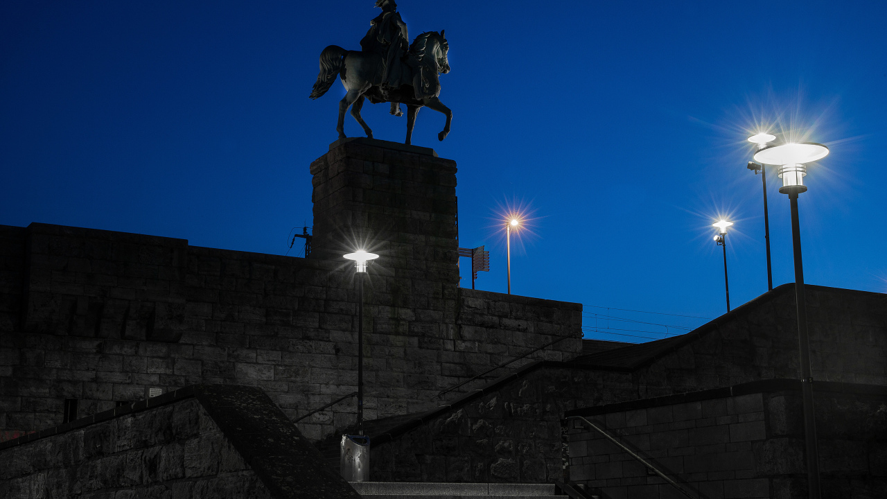 Памятник германского императора Вильгельма I в свете ночных фонарей, Кёльн. Германия