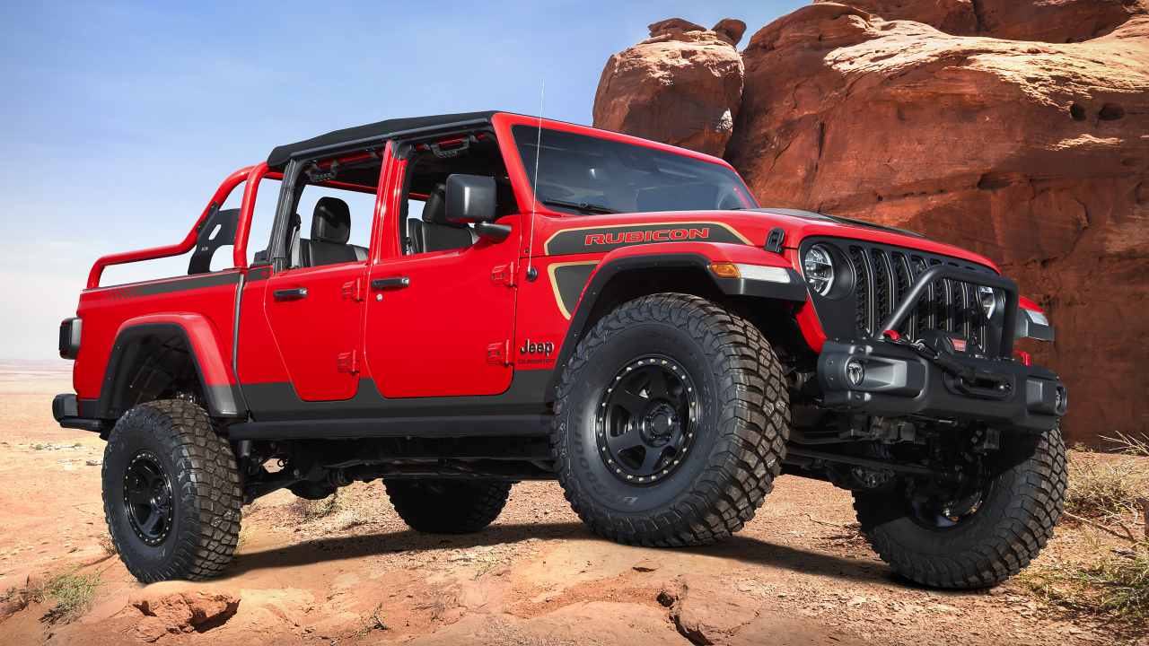 Внедорожник Jeep Red Bare Gladiator Rubicon 2021 года в горах