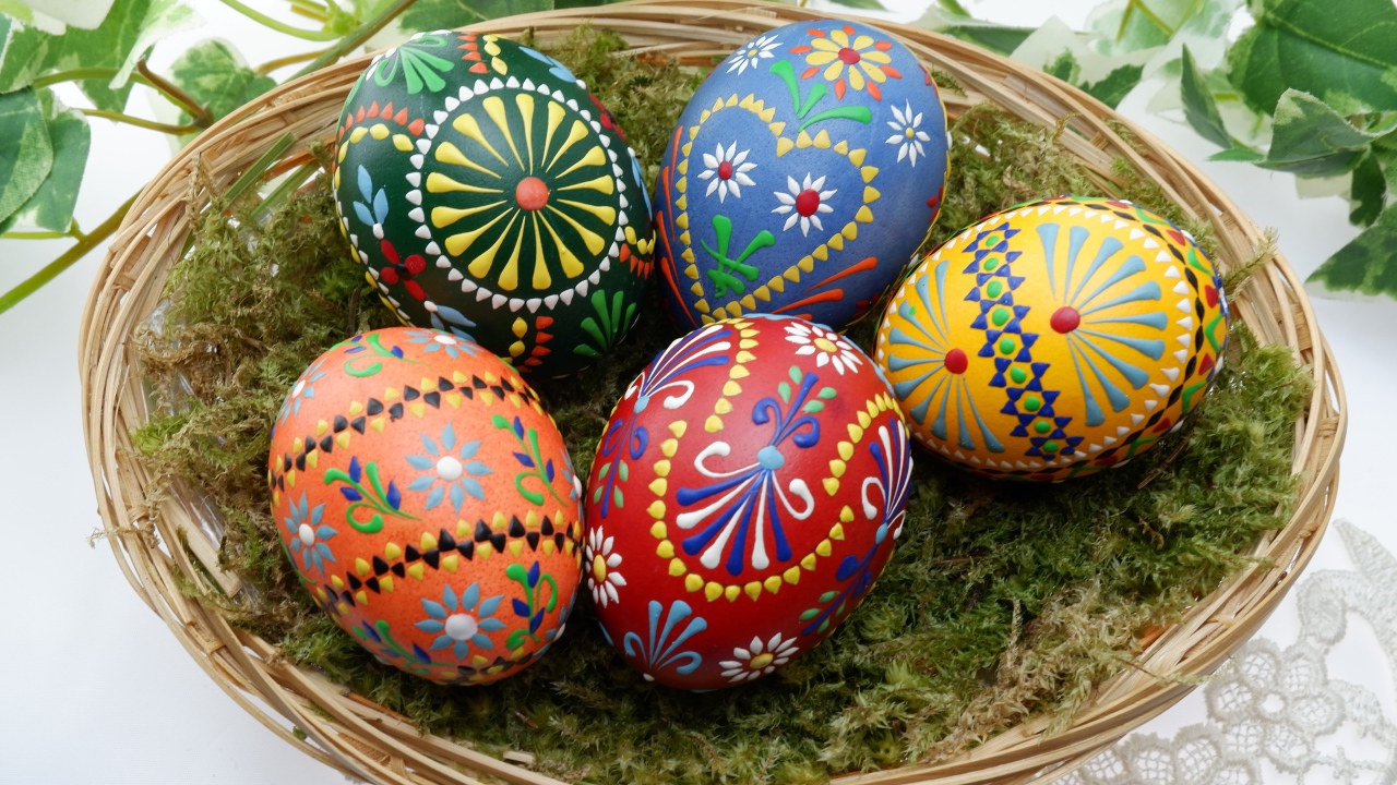 Красивые пасхальные яйца с разным орнаментом