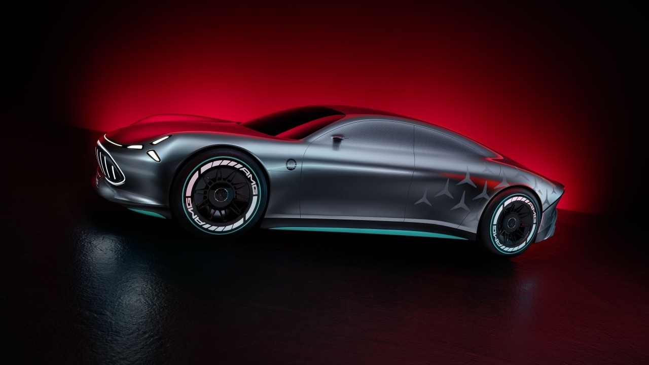 Автомобиль Mercedes Vision AMG Concept  на красном фоне