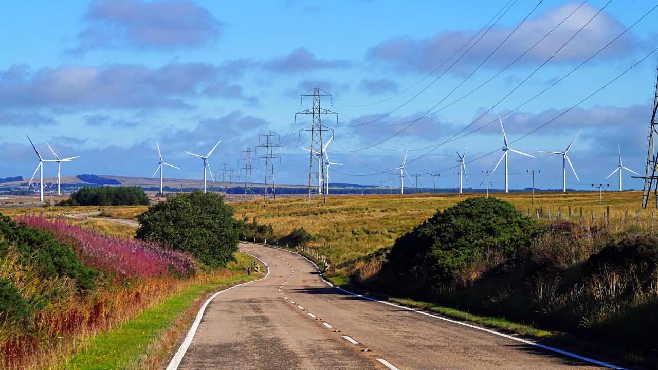 Ветрогенераторы в поле у дороги под голубым небом