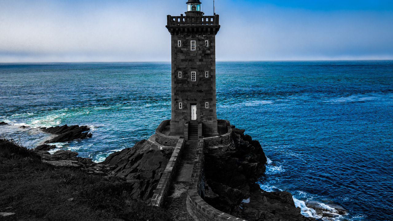 Большой каменный маяк на побережье Франции