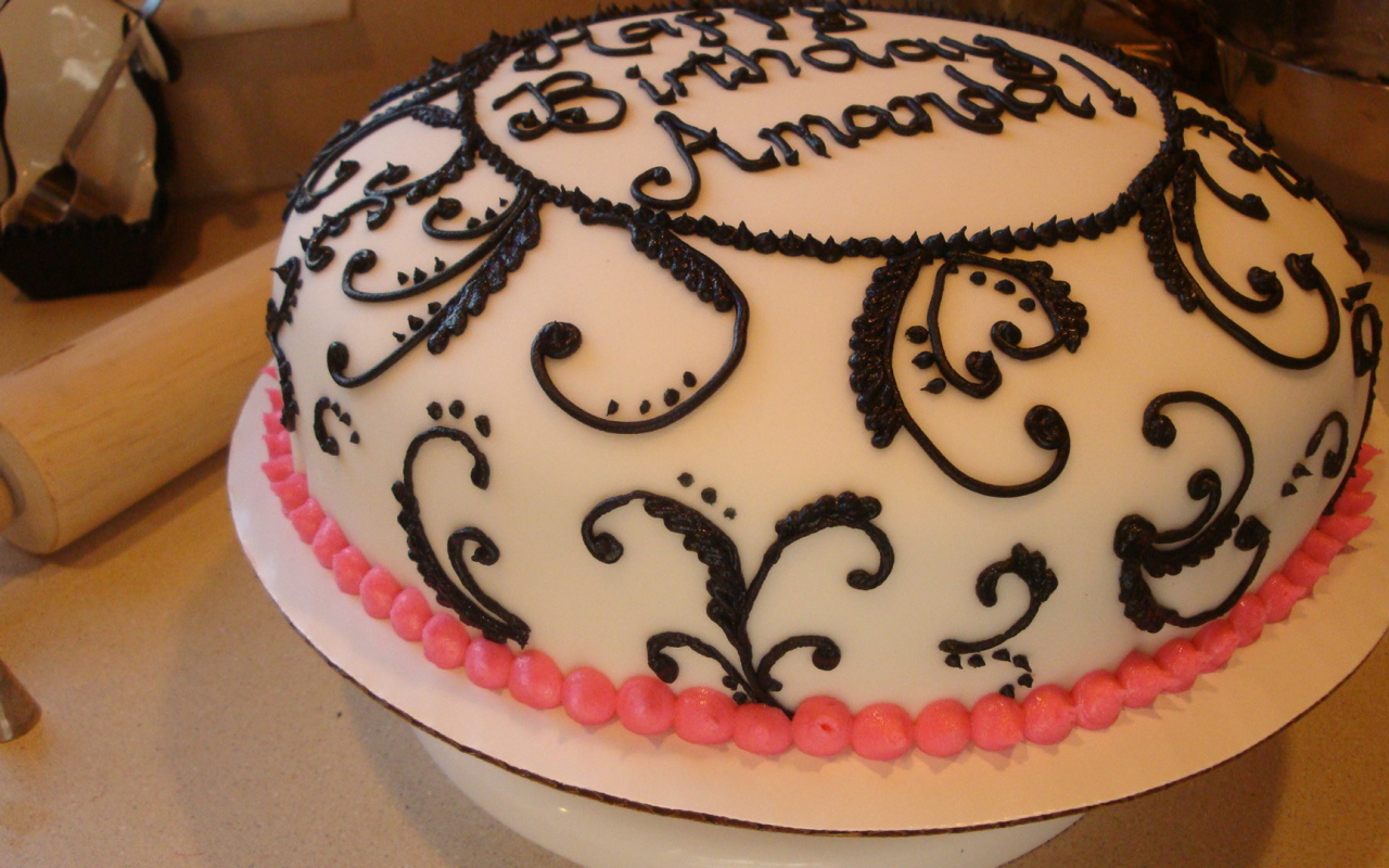 Красивый торт с шоколадным рисунком на день рождения