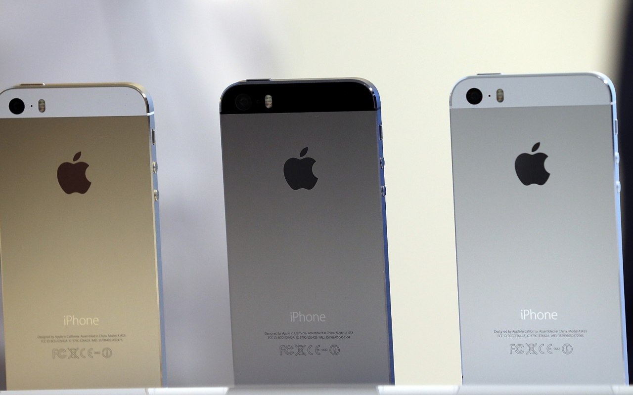 Новые Iphone 5S всех цветов на стенде