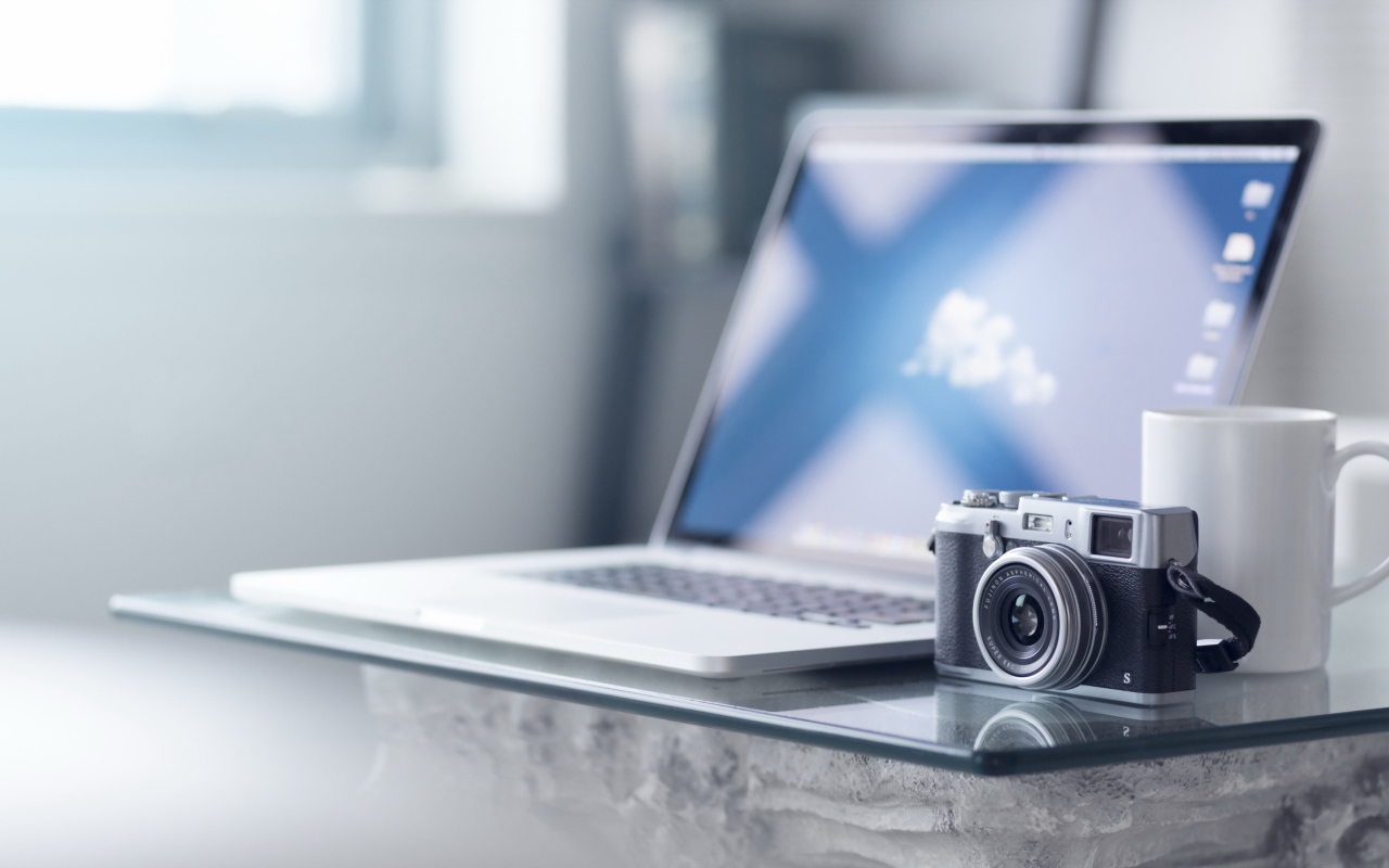 Современный ноутбук и ретро фотоаппарат