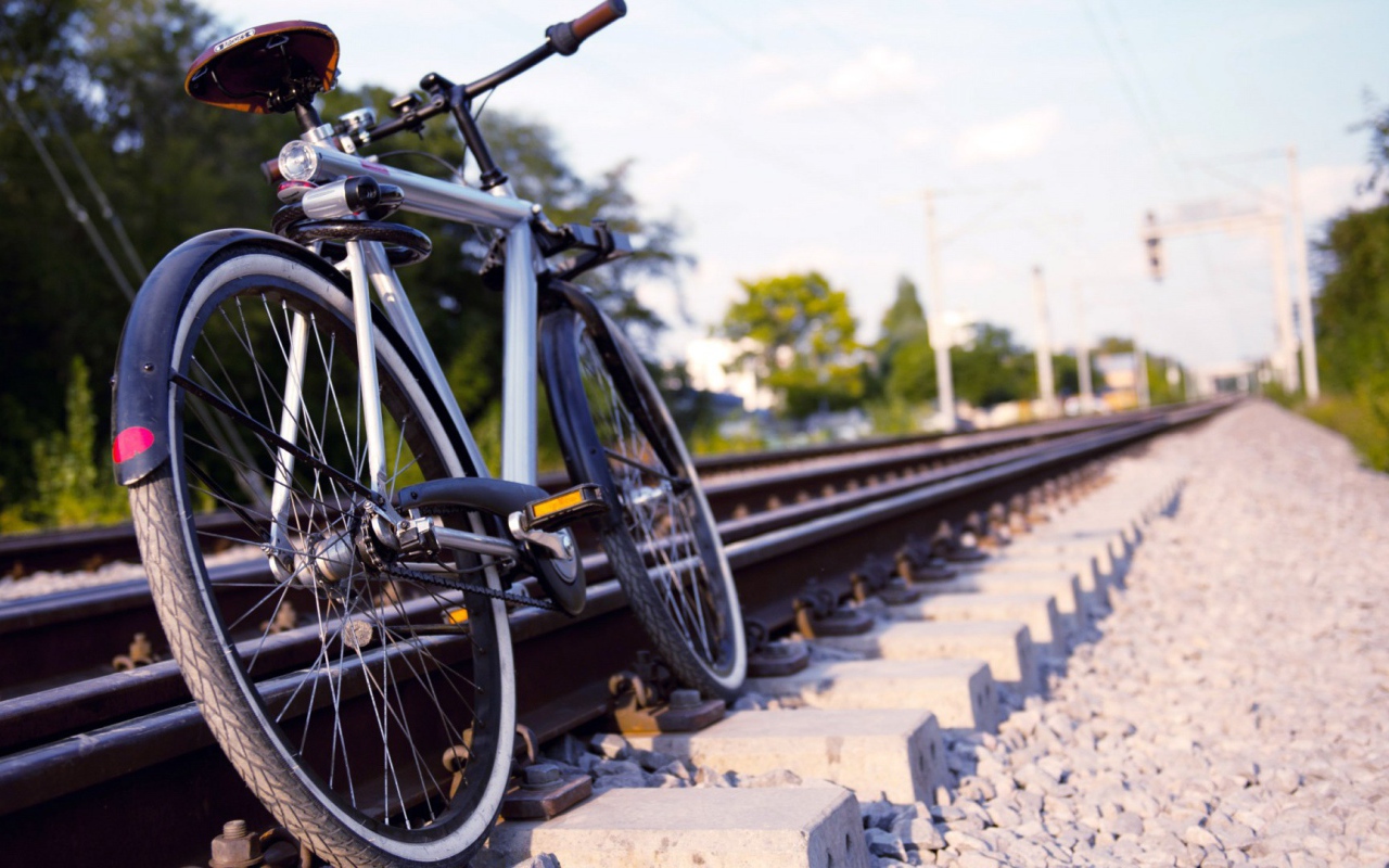 Велосипед у железной дороги