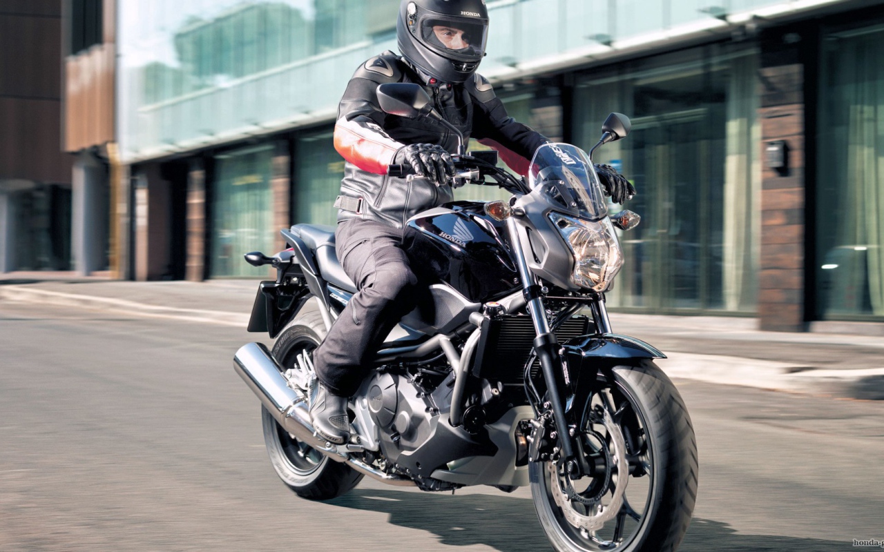 Быстрый мотоцикл Honda NC 700 S