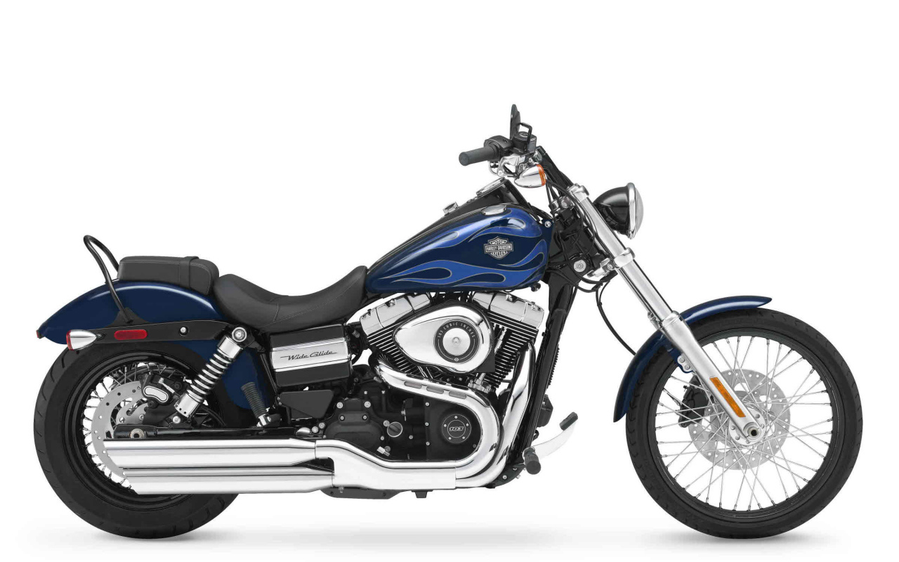 Новый мотоцикл на дороге Harley-Davidson Dyna Switchback