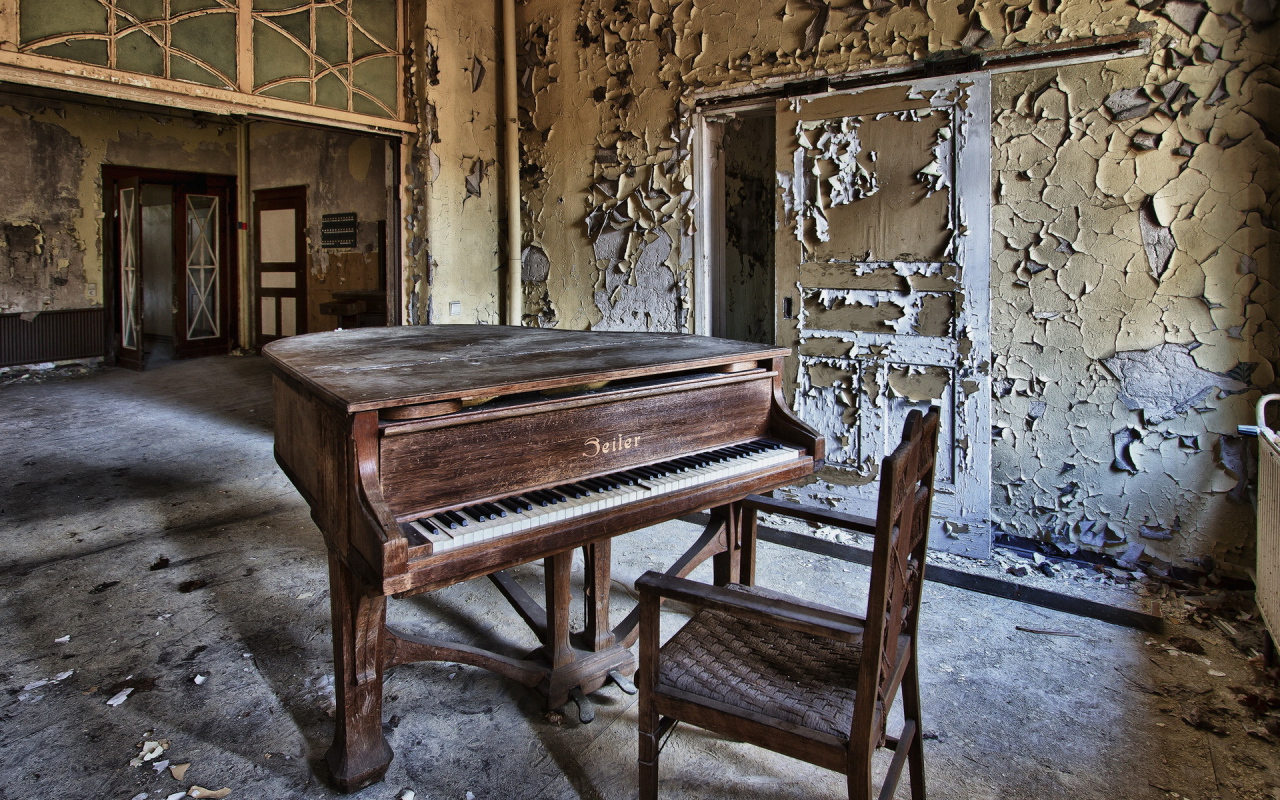 Старый рояль в заброшенном доме
