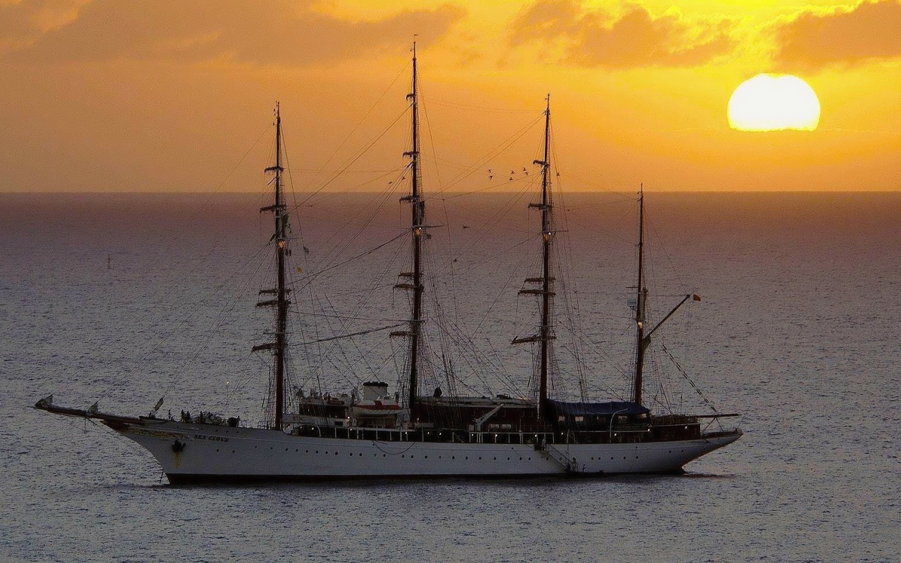 Корабль на фоне заката