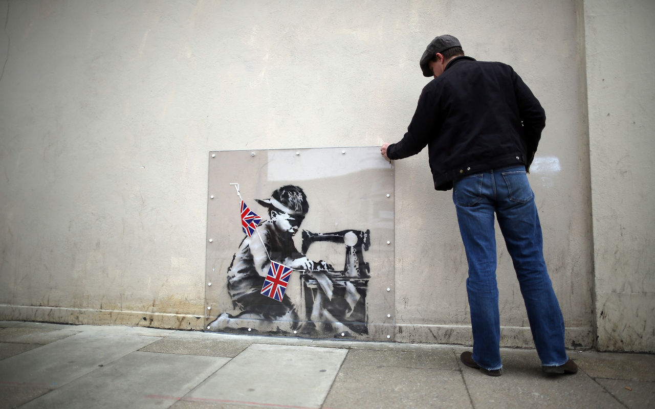 Человек рассматривает граффити