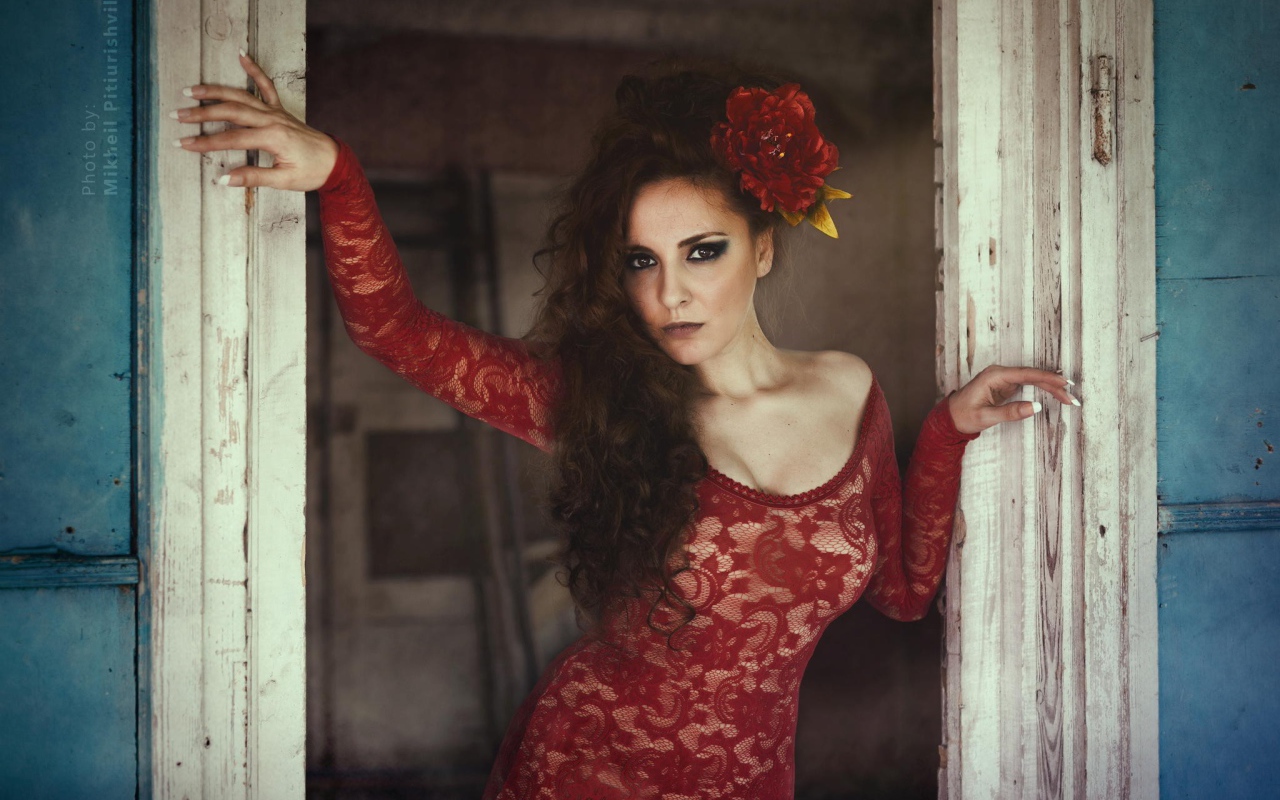 Испанская девушка в красном кружевном платье