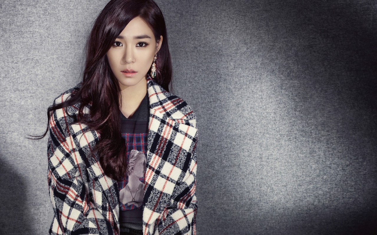 Tiffany Hwang on a gray background, a group of Girls' Generation