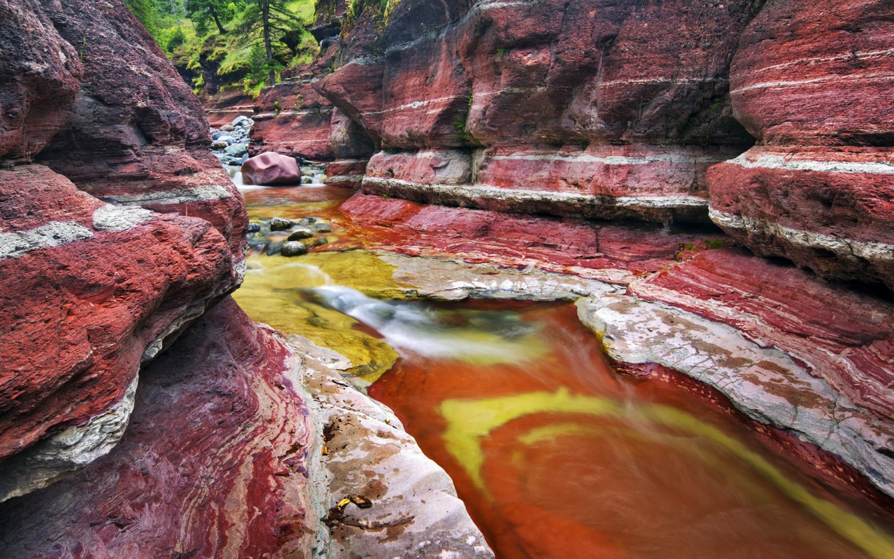 Поток воды среди красных скал