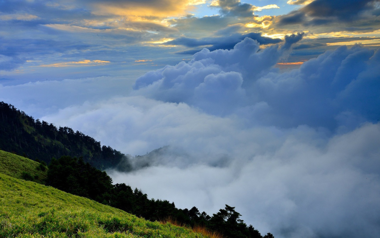 Горная долина скрыта облаками