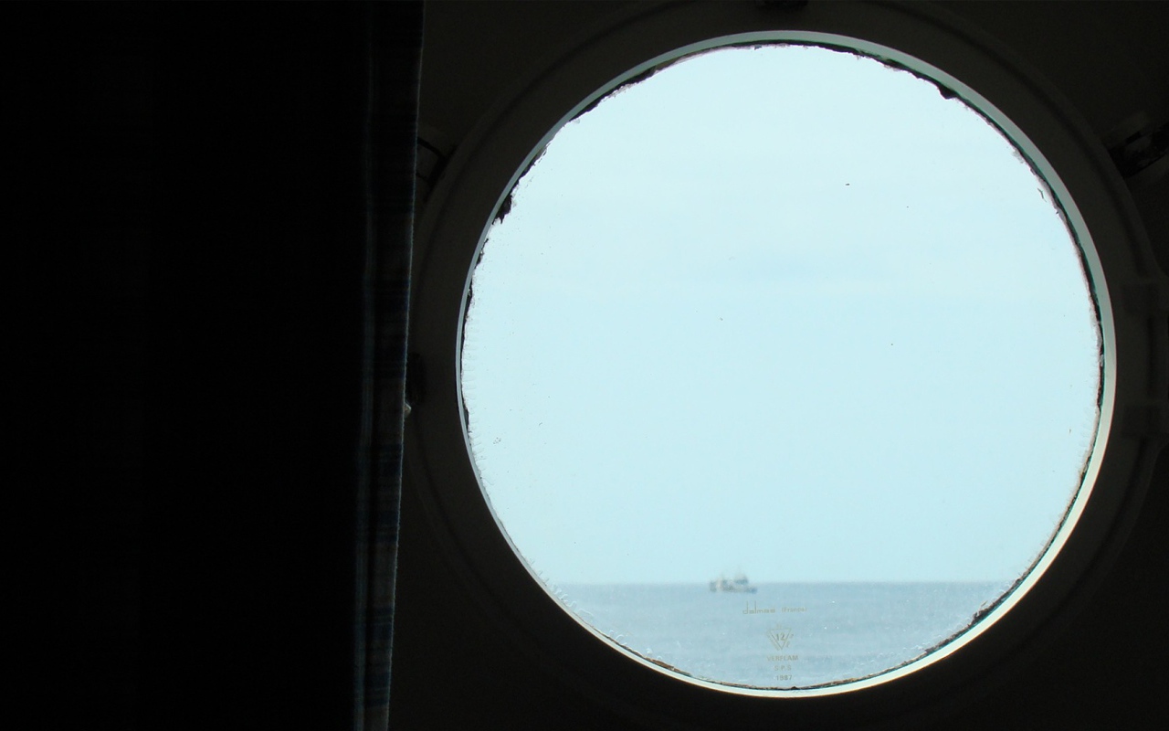 Вид из окна корабля в океане