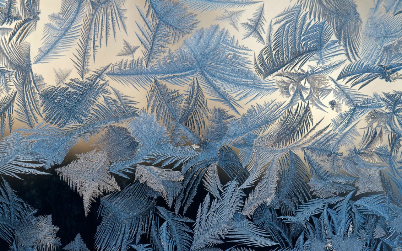 Мороз рисует узоры на стекле