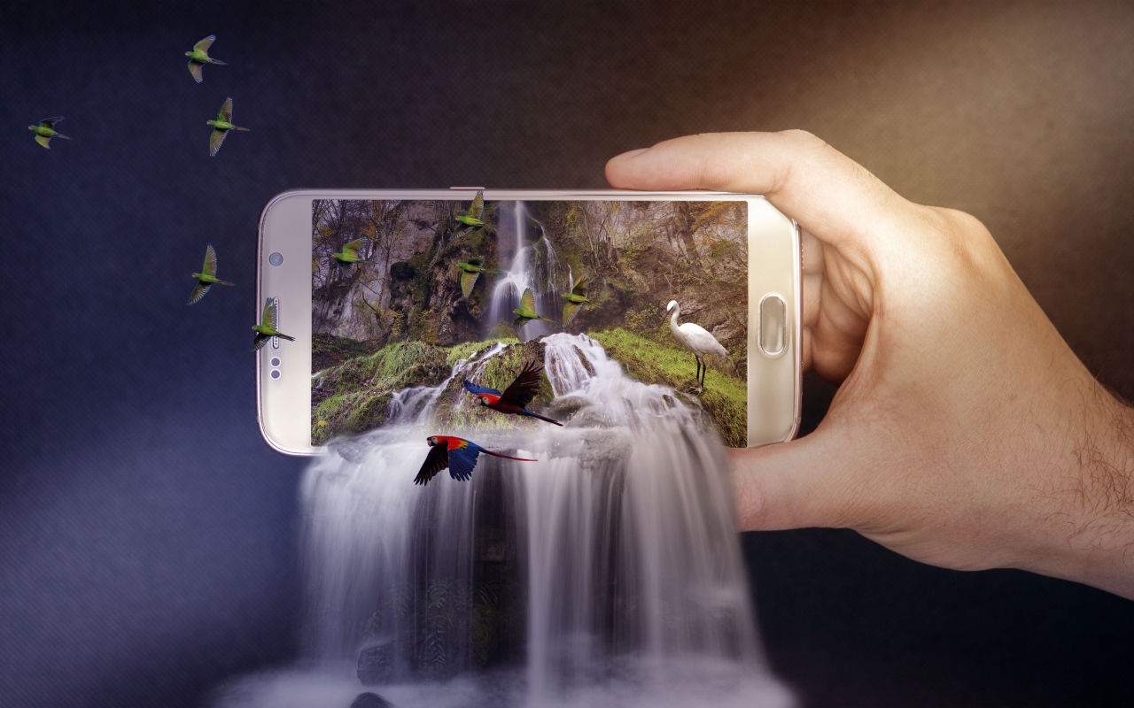 Водопад выливается из смартфона в руках