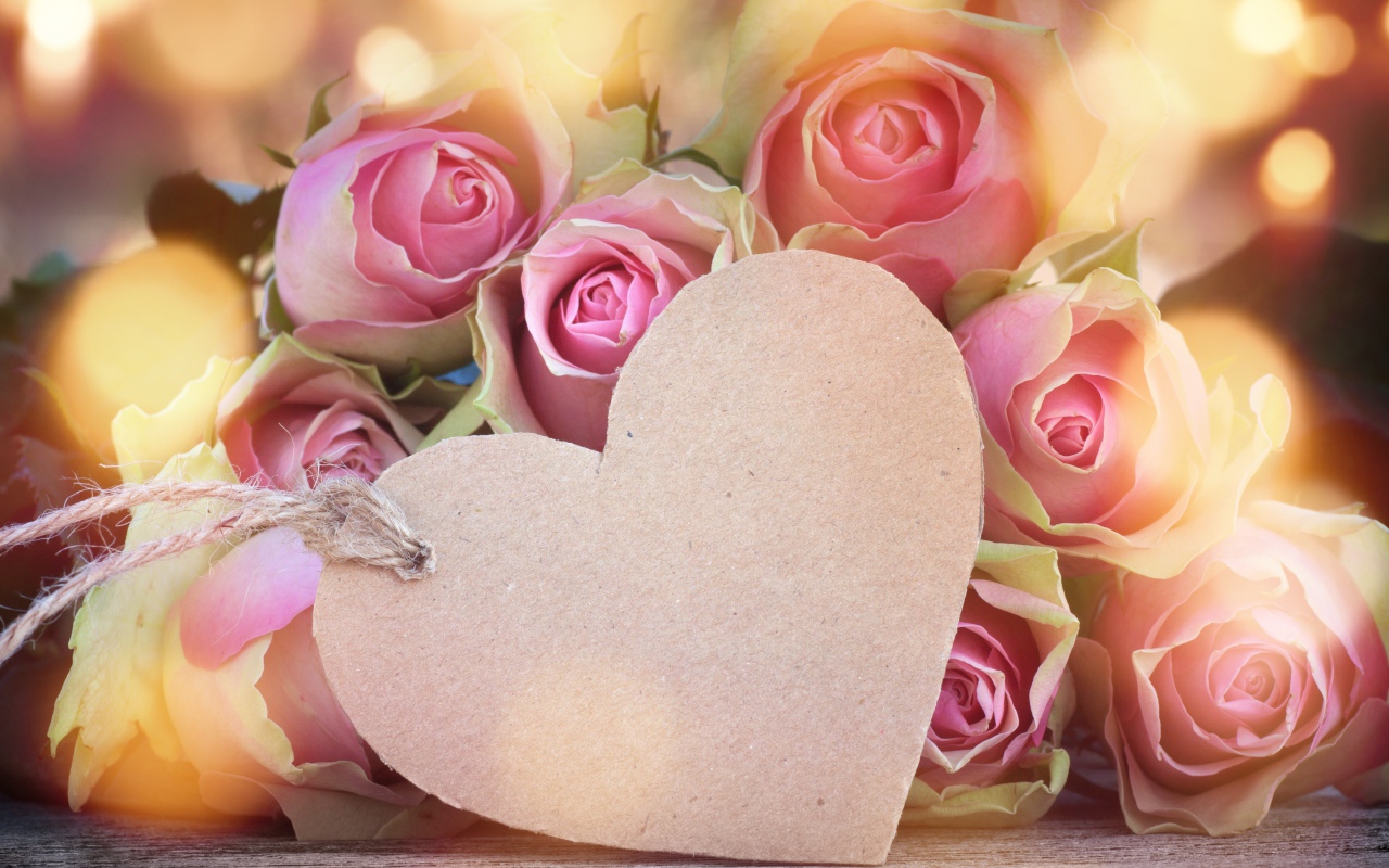 Бумажное розовое сердце с букетом розовых роз