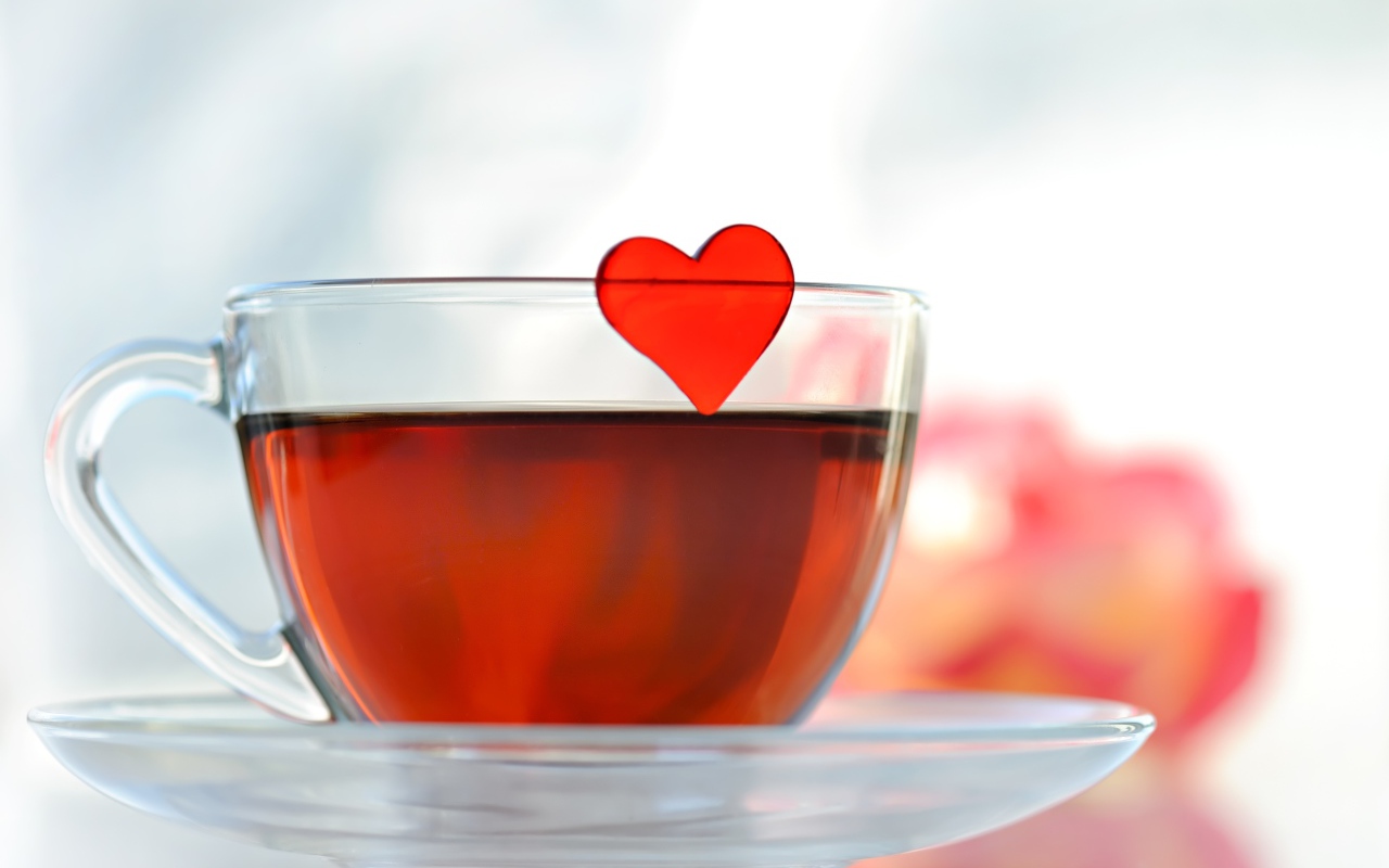 Красное сердце в чашке чая 