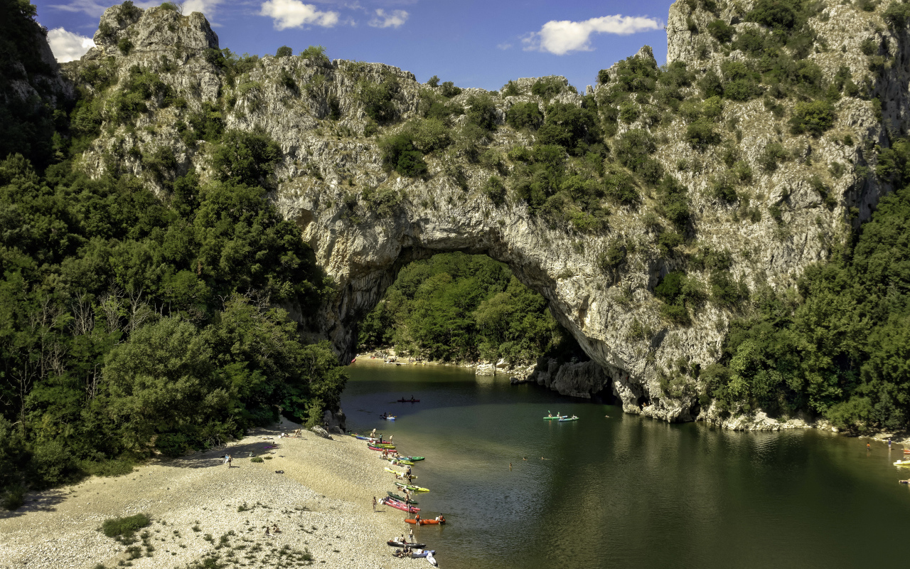 Скалистая арка над рекой во Франции 